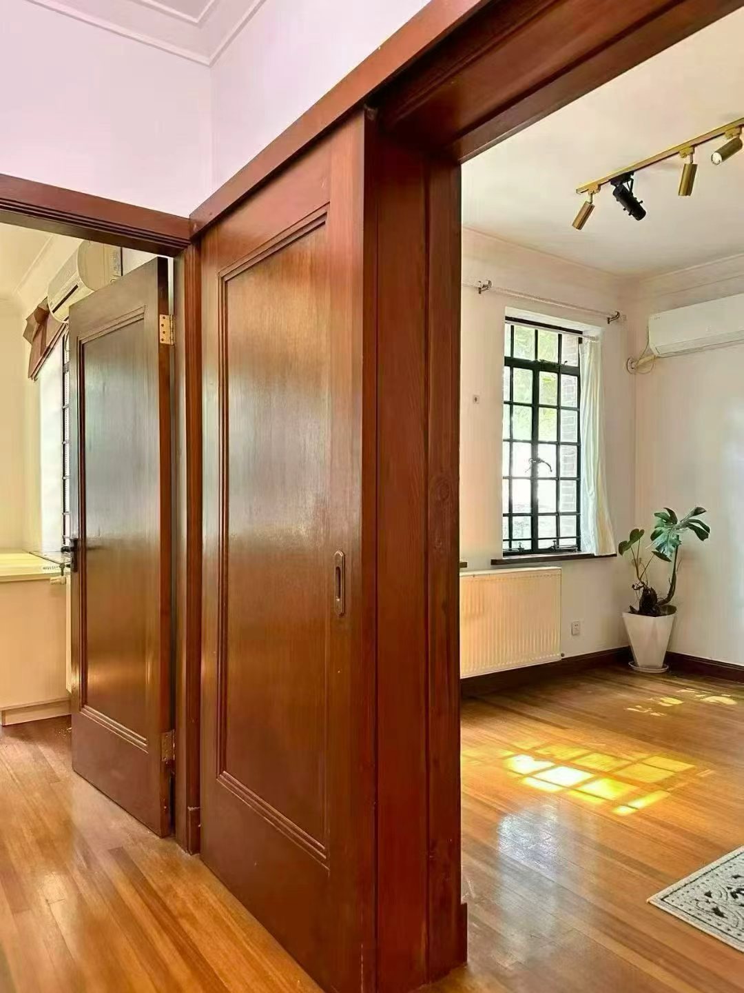 1-bed, 2-living unit at Yongjia Xincun on Yongjia Road. 90 sqm, wall heating, heritage building (1947), steps from Hengshan Road Station. 13,500 RMB/month.