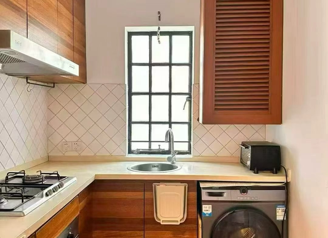 1-bed, 2-living unit at Yongjia Xincun on Yongjia Road. 90 sqm, wall heating, heritage building (1947), steps from Hengshan Road Station. 13,500 RMB/month.