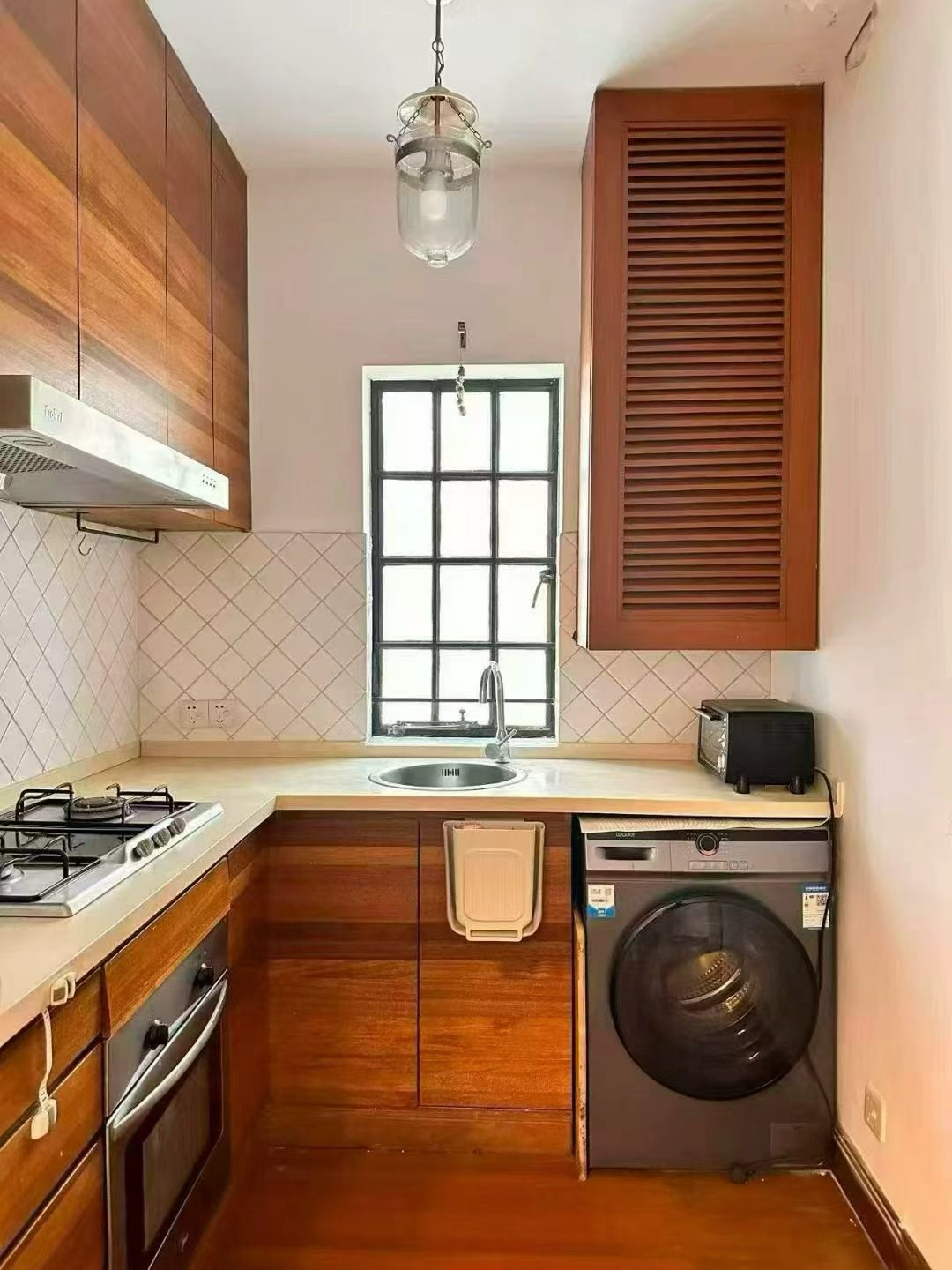1-bed, 2-living unit at Yongjia Xincun on Yongjia Road. 90 sqm, wall heating, heritage building (1947), steps from Hengshan Road Station. 13,500 RMB/month.