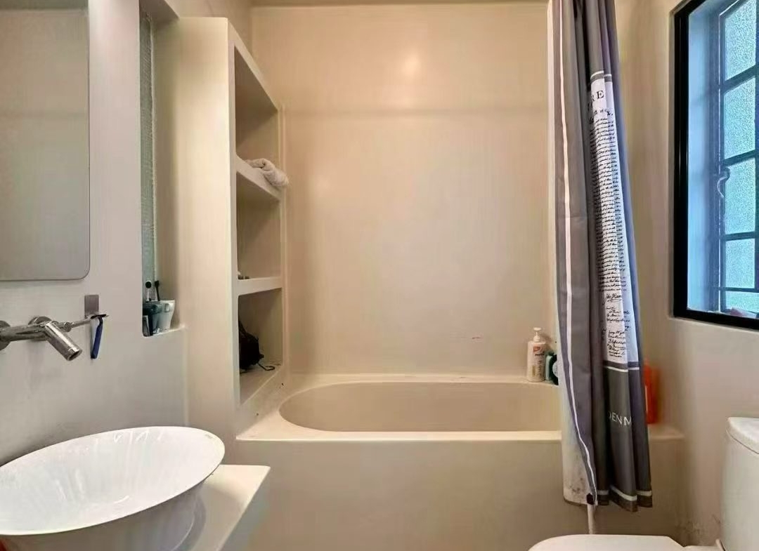 1-bed, 2-living unit at Yongjia Xincun on Yongjia Road. 90 sqm, wall heating, heritage building (1947), steps from Hengshan Road Station. 13,500 RMB/month.