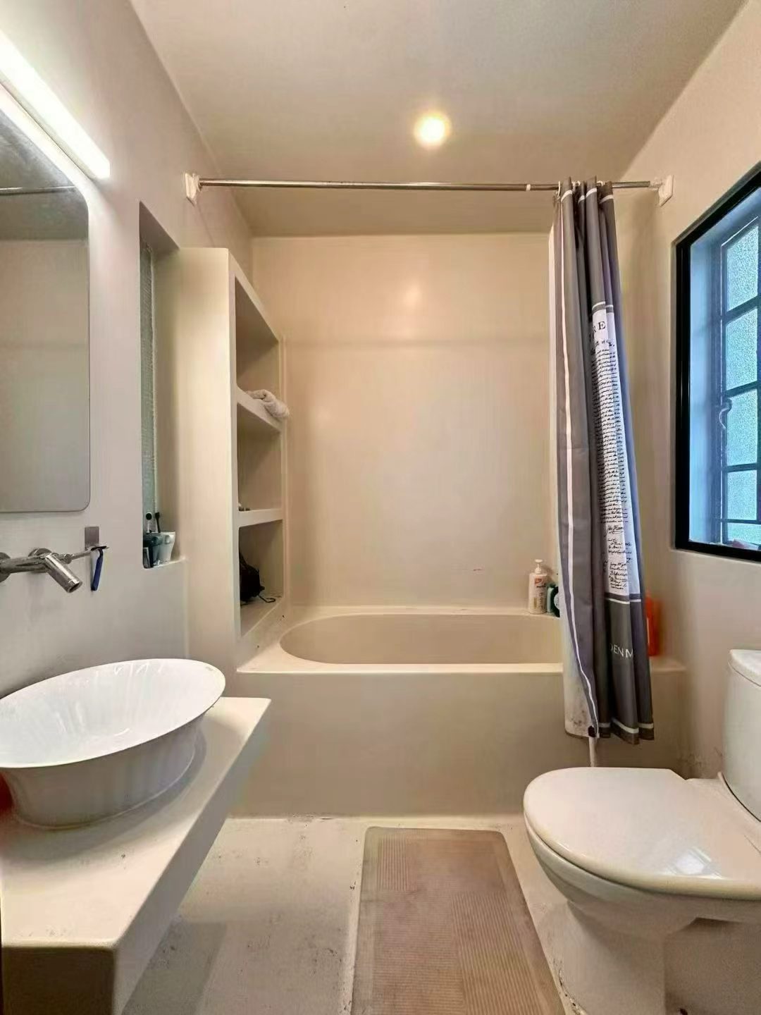 1-bed, 2-living unit at Yongjia Xincun on Yongjia Road. 90 sqm, wall heating, heritage building (1947), steps from Hengshan Road Station. 13,500 RMB/month.