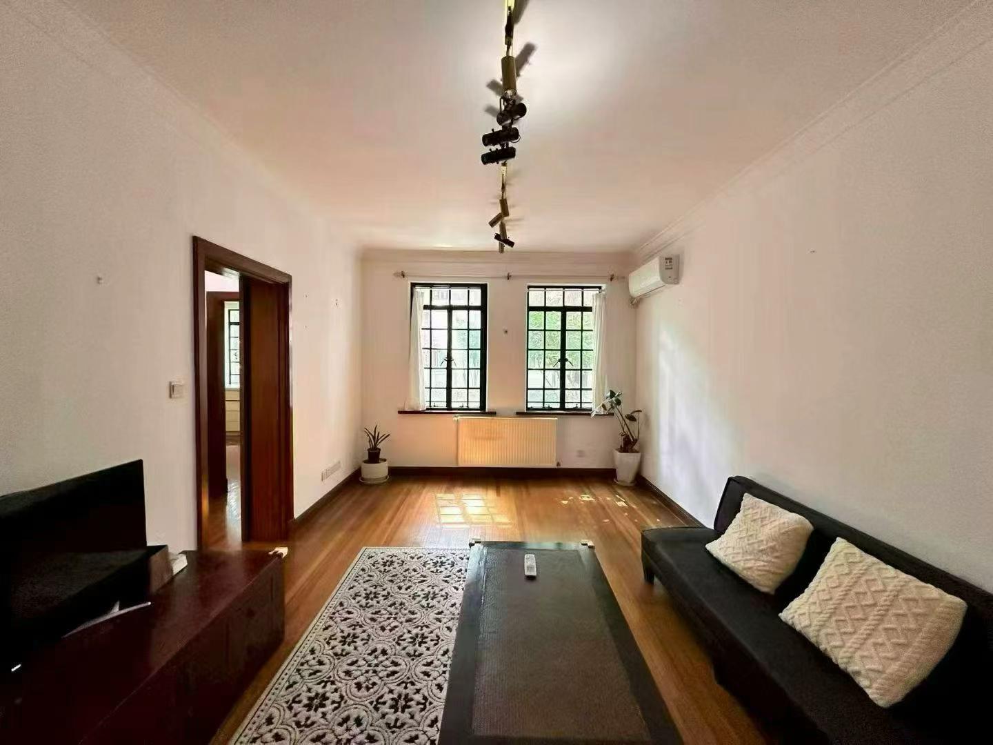 1-bed, 2-living unit at Yongjia Xincun on Yongjia Road. 90 sqm, wall heating, heritage building (1947), steps from Hengshan Road Station. 13,500 RMB/month.